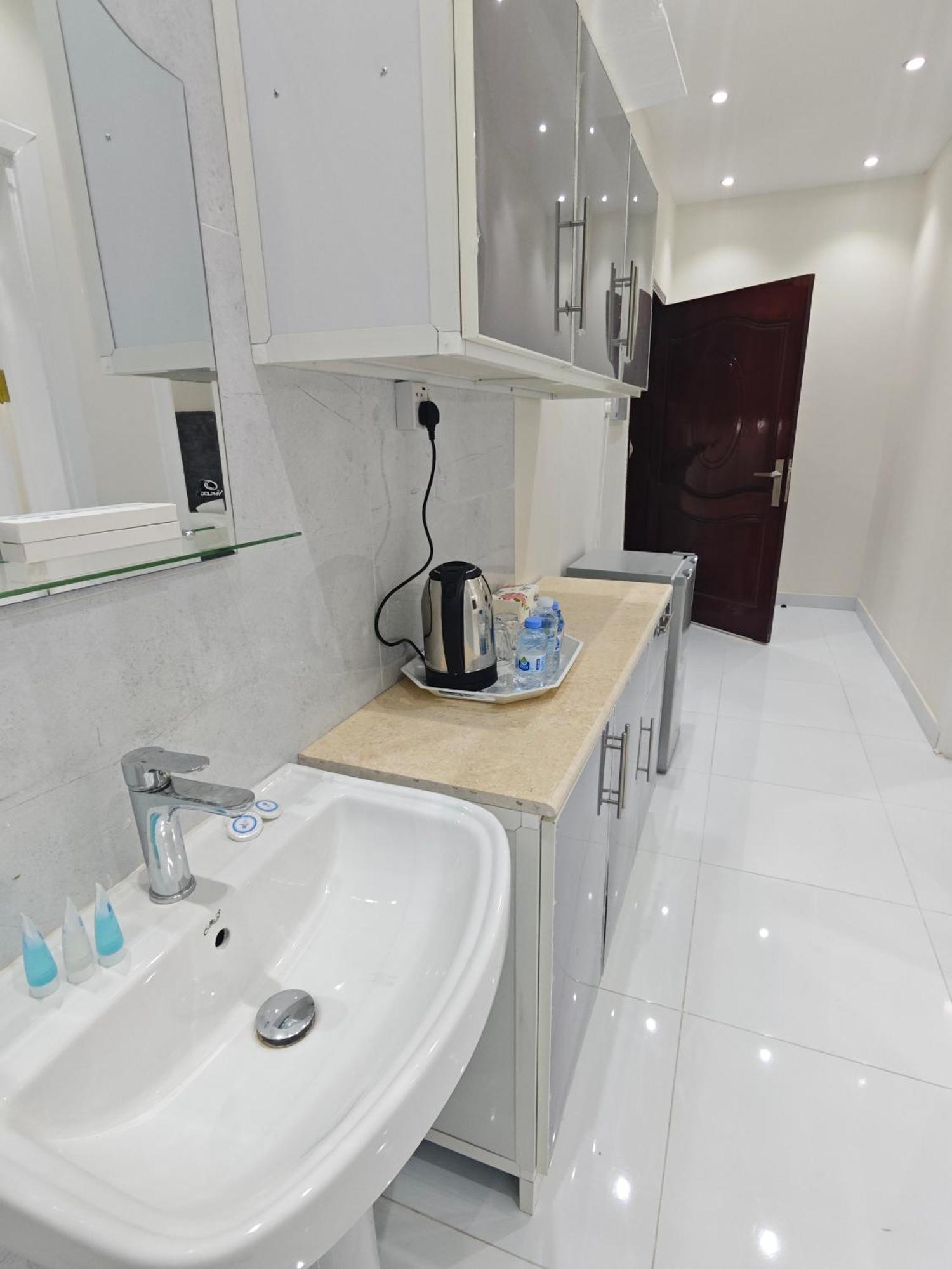 Yaqoot Al Madina Suites Al Awali Buitenkant foto